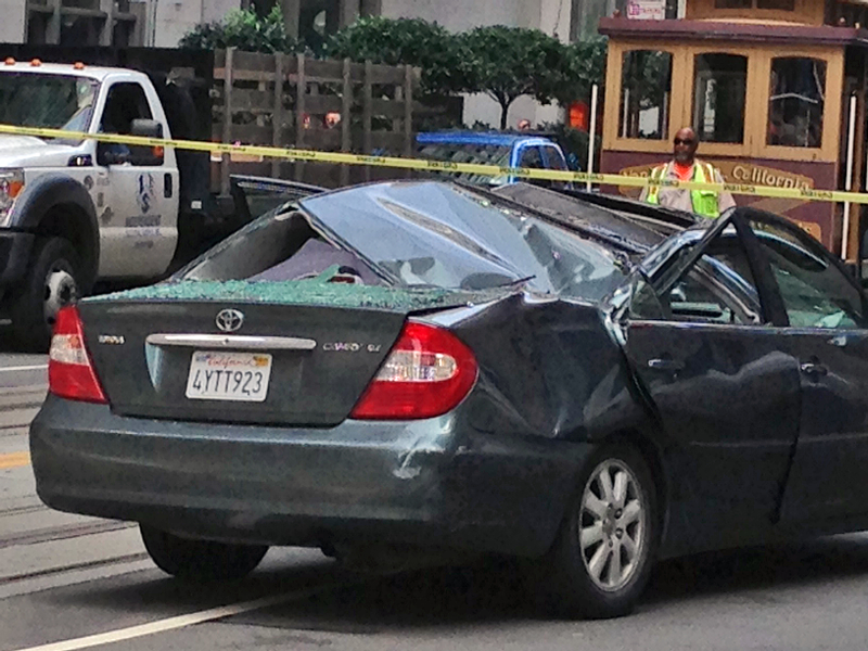 Illustration for article titled SF Window Washer Survives 11 Story Fall By Landing On Car